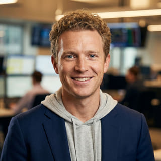 Imagen de perfil de Ryan Brooks, presentado como analista principal de trading en Fanal Inverencia